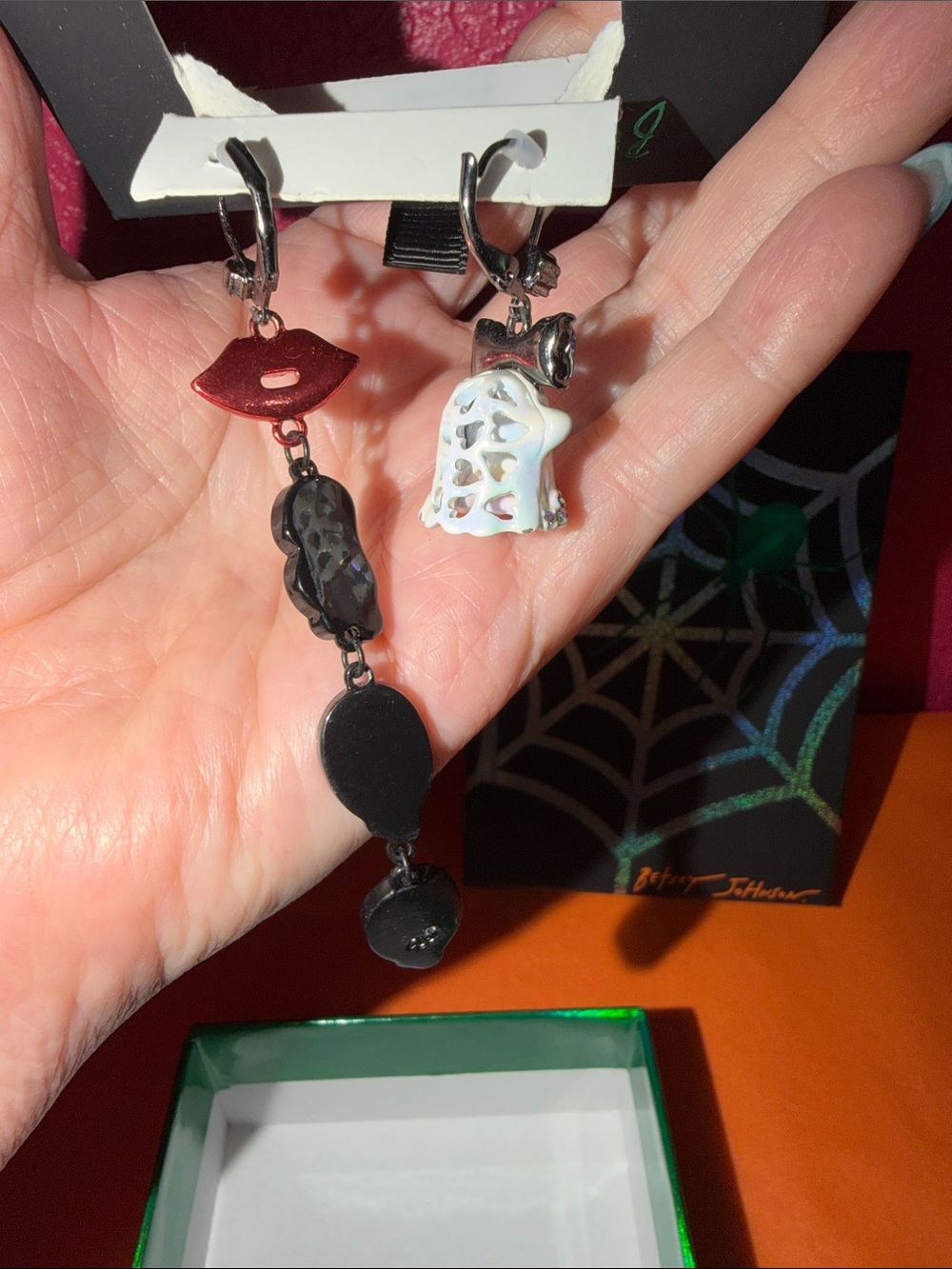 Betsey Johnson White Ghost & Green BOO Dangle Earrings. Halloween. In gift box. - Picture 7 of 8